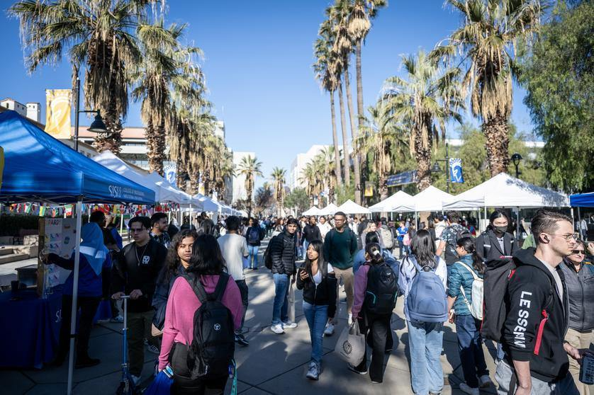 New students exploring SJSU campus